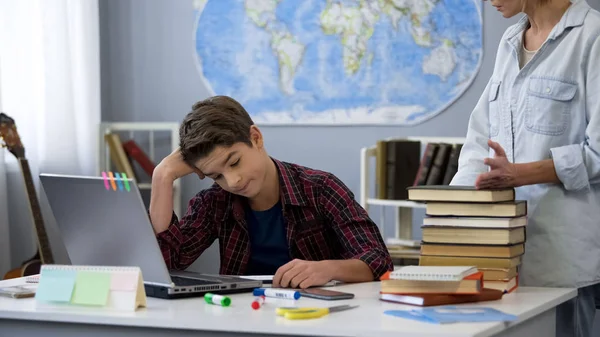 Female Arguing Lazy Son Doing Homework Generation Gap Misunderstanding — Stock Photo, Image