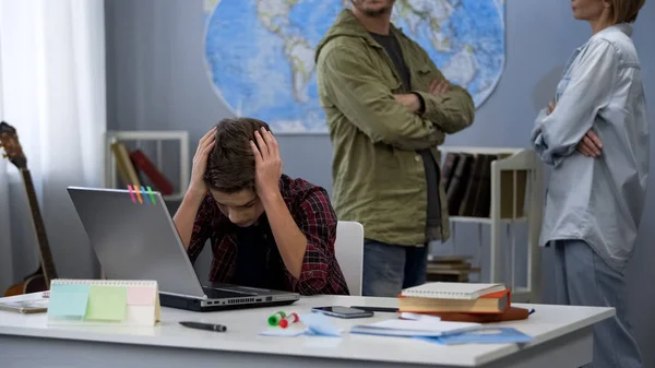 Desesperado Adolescente Masculino Sintiéndose Cansado Discutir Con Los Padres Detrás —  Fotos de Stock