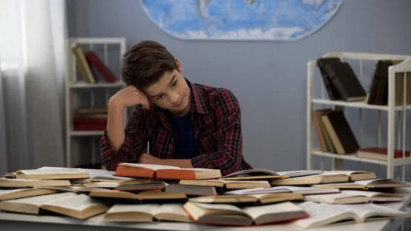 Üzgün Erkek Öğrenci Masadaki Kitaplara Bakıyor Ödev Zorlukları Gelişim — Stok fotoğraf