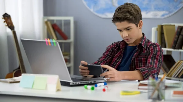 Lazy Kid Enthusiastically Playing Smartphone Game Instead Homework Discipline — Stock Photo, Image