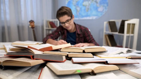 Livros Escolares Mesa Adolescente Masculino Óculos Escrevendo Ensaio Lição Casa — Fotografia de Stock