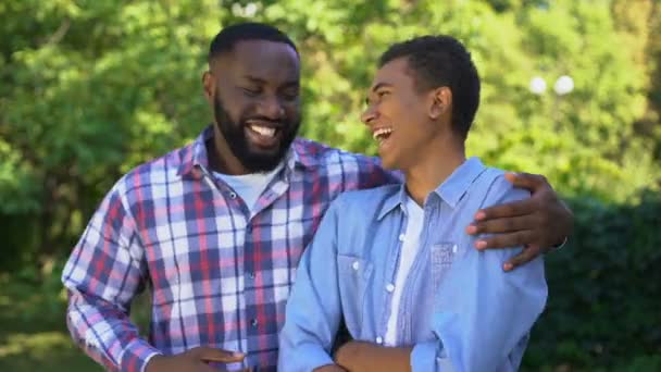 Joven negro hombre abrazando más joven hermano riendo tener divertido juntos, familia — Vídeos de Stock