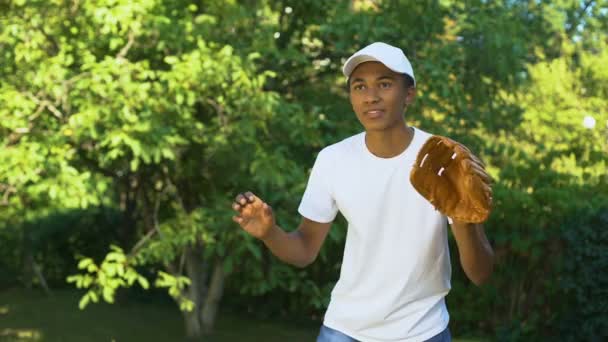 Africano joven fallando en la captura de béisbol, entrenamiento deportivo al aire libre, actividad — Vídeos de Stock