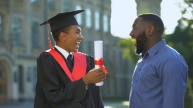 Baba, üniversite diploması ve mezuniyet başarısı ile gurur duyuyor.
