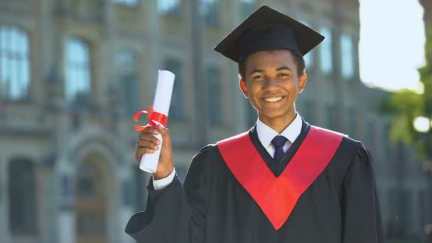 Vidám főiskolai hallgató mutatja diploma ünneplő diploma nap, teljesítmény — Stock videók