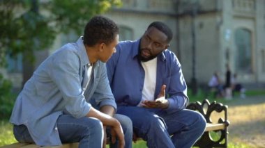 Gergin ergen, azarlayan babayı terk ediyor, iletişim çatışması yaşıyor.