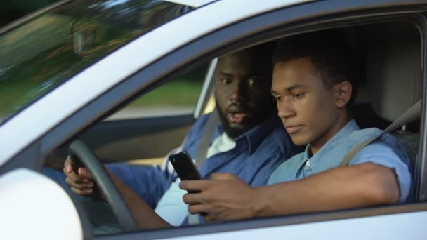 Auto instruktor pokárání mladý řidič chatování smartphone lekce, bezpečnostní pravidla — Stock video