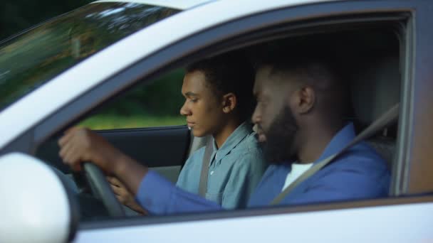 Curieux père essayant de lire le message téléphonique du fils, soin de l'enfant, relations familiales — Video