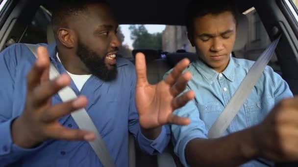 Arg pappa skriker på rädd tonåring son kör bil, barn uppfostran problem — Stockvideo