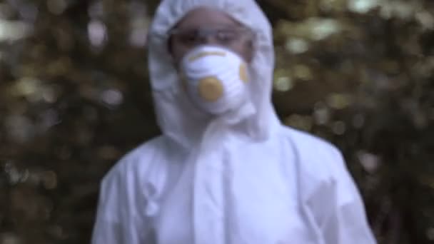 Περιβαλλοντολόγος που δείχνει πλαστικό, που επικαλείται για να καθαρίσει τους χώρους υγειονομικής ταφής, ρύπανση — Αρχείο Βίντεο