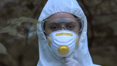 Kadının koruyucu giysilerini çıkarması, kirli havayı soluması, sağlık riski