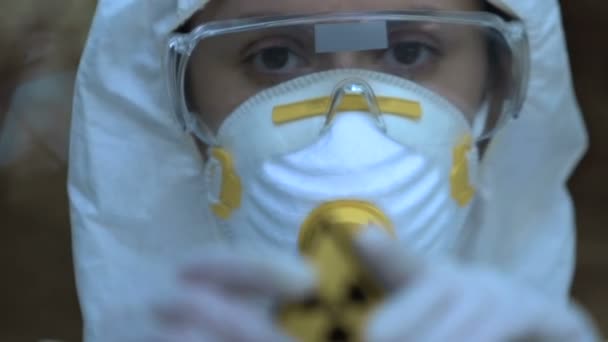 Mujer en máscara protectora mostrando signo de radiación, residuos nucleares, prueba de armas — Vídeos de Stock