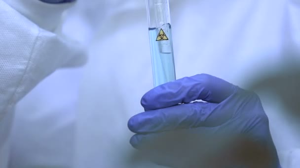 Mano nella mano prendere goccia di liquido a rischio biologico nella foresta, test allergene vegetale — Video Stock