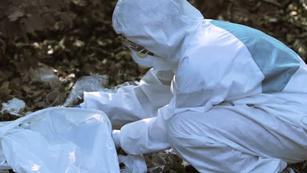 Еколог знаходить і обіймає земну кулю в смітті, піклується про природу — стокове відео