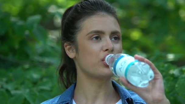 Прекрасная женская питьевая вода, расслабляющая в лесу, увлажнение тела, жизненная сила — стоковое видео