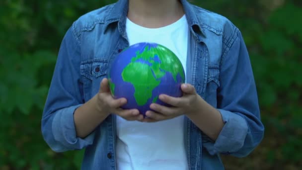 Mädchen umarmt Erdkugel, kümmert sich um den Planeten Natur, Umweltschutz — Stockvideo