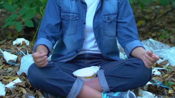 Девушка, сидящая в мусоре в защитной маске для дыхания загрязненного воздуха, экологии — стоковое видео
