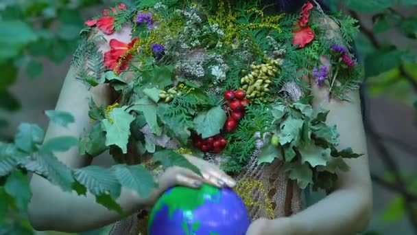 Mujer en la decoración de la floración sosteniendo globo terrestre, protección del medio ambiente — Vídeo de stock