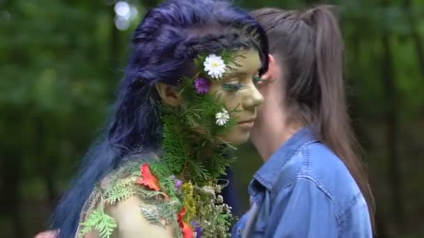 Vrouwelijke personificatie van de Aarde planeet die de mens omarmt, harmonie met de natuur — Stockvideo