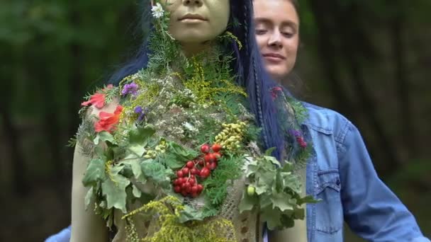 Fille embrassant Mère nature riche avec la récolte, remerciant pour la terre fertile — Video