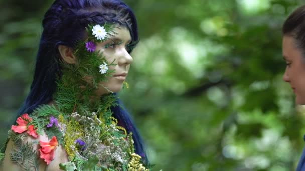 Fille avec intérêt examiner costume de Mère nature, variété d'espèces de plantes — Video