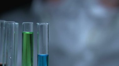 Kimyager test maddesine biyo-tehlikeli sıvı döküyor, tehlikeli bir deney.