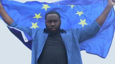 Avrupa Birliği bayrağı sallayan Afro-Amerikalı adam, insan hakları, ırk eşitliği