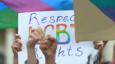 Eylemciler, Lgbt hakları ve onur yürüyüşü için el kaldırarak slogan atıyorlar.