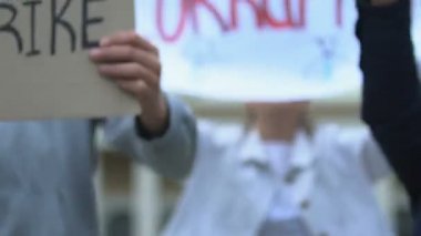 Yalanları durdurmak isteyen vatandaşlar seçimlerden ve yaşam standartlarından sonra verilen sözleri tutarlar.