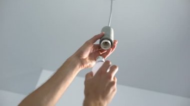 Erkek eller ampul değiştiriyor, elektrik onarımı ve bakım hizmeti