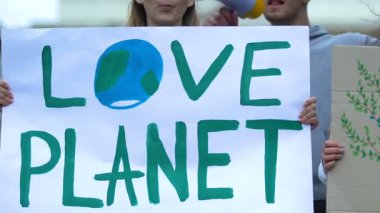 Aşk Gezegeni sloganını gösteren gönüllüler, ekolojik yok oluş, ormansızlaşma