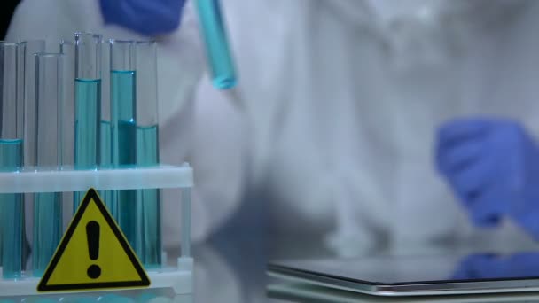 Cientista analisando líquido potencialmente perigoso em tubo, desenvolvimento de veneno — Vídeo de Stock