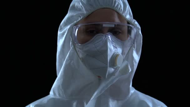 Исследователь в защитной форме качает головой, запрещая доступ к вирусным загрязнениям — стоковое видео