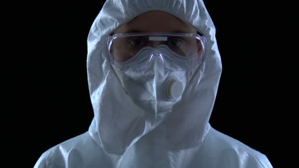 Επιστήμονας με στολή που δείχνει εύφλεκτο σημάδι στην κάμερα, καταστροφικές ουσίες — Αρχείο Βίντεο
