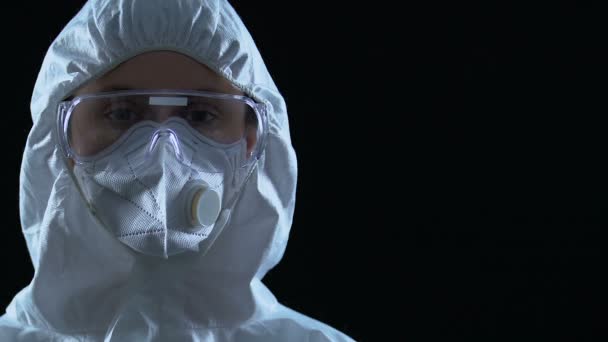 Scientifique en lunettes et respirateur isolé sur fond noir, risque biologique — Video