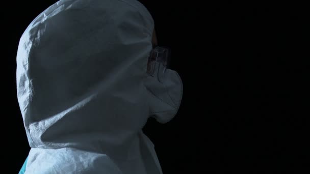 Vrouw in uniform bereidt spuit voor met gevaarlijk virus, biologische wapens — Stockvideo