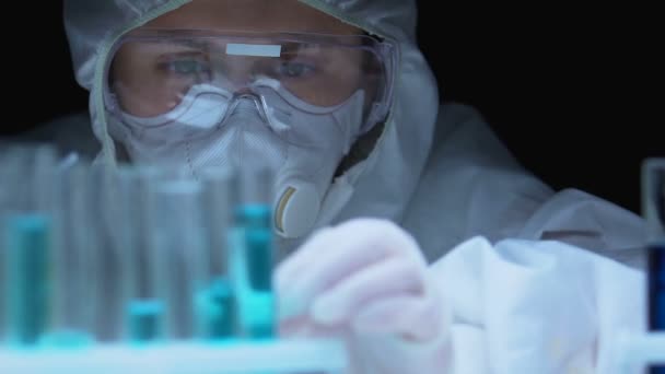 Ženský vědec v ochranných brýlích a respirátoru odběr tekutého vzorku, laboratoř — Stock video