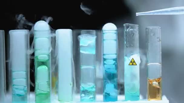 Radioactieve vloeistof druppelde in stof die rook afgeeft, ontwikkeling van wapens — Stockvideo
