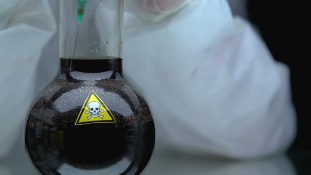 Chemiker saugt dunkle giftige Flüssigkeit in Spritze, tödliche Flüssigkeitsentwicklung — Stockvideo