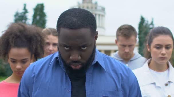 Homme afro-américain avec des amis multiethniques en manifestation silencieuse pour l'égalité raciale — Video