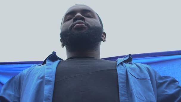 Zwarte man die de vlag van de Europese Unie hijsen, vertrouwen in gelijkheid tussen de Europese wetten — Stockvideo
