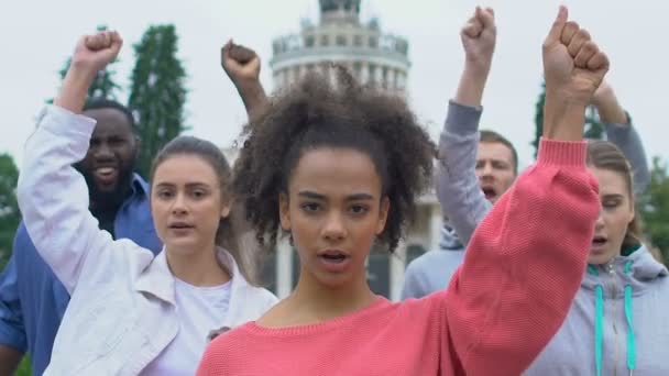 Junge Aktivisten heben die Hände und skandieren für Menschenrechte, fordern Demokratie — Stockvideo