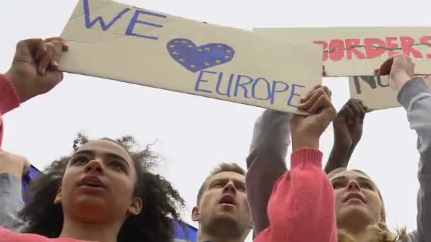 Multidão cantando contra brexit, comício para a Europa sem fronteiras, crise migratória — Vídeo de Stock
