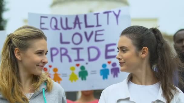 Kvinnliga par försvarar minoriteters rättigheter, samkönade äktenskap, stolthet marsch — Stockvideo