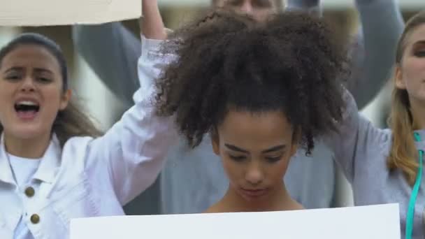 Беременная девушка держит плакат о свободе вероисповедания, демократическом голосовании — стоковое видео