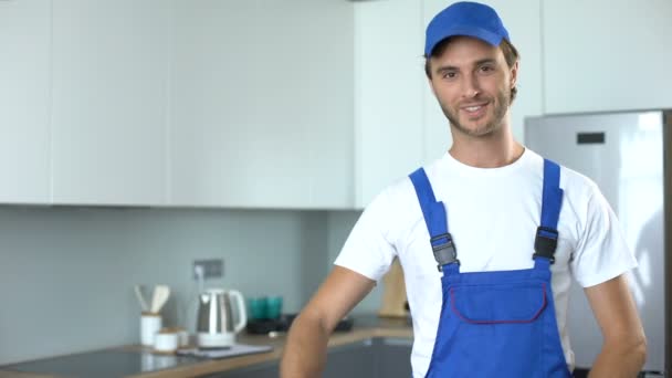 Professional handyworker showing thumbs up, ad of high-quality home repairs — ストック動画
