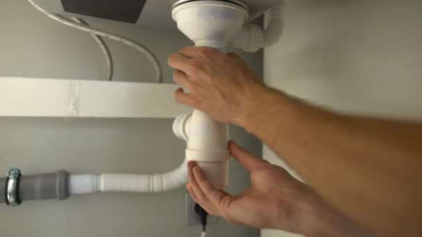 Mannelijke handen controleren verstopte waterleidingen, repareren sanitair lekken, close-up — Stockvideo