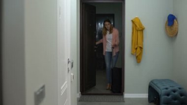 Bavullu kız tatilden sonra evine dönüyor.