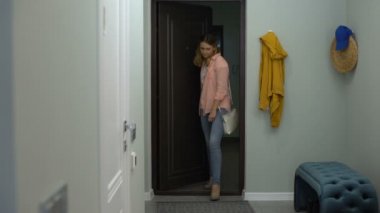 Kiralık daireye giren üzgün bir kadın, üzgün bir şekilde anahtarlara bakıyor, kendi evini düşlüyor.