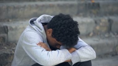 Yalnız Afrikalı genç erkek kamera, ekonomik kriz, ergenlik sorunu